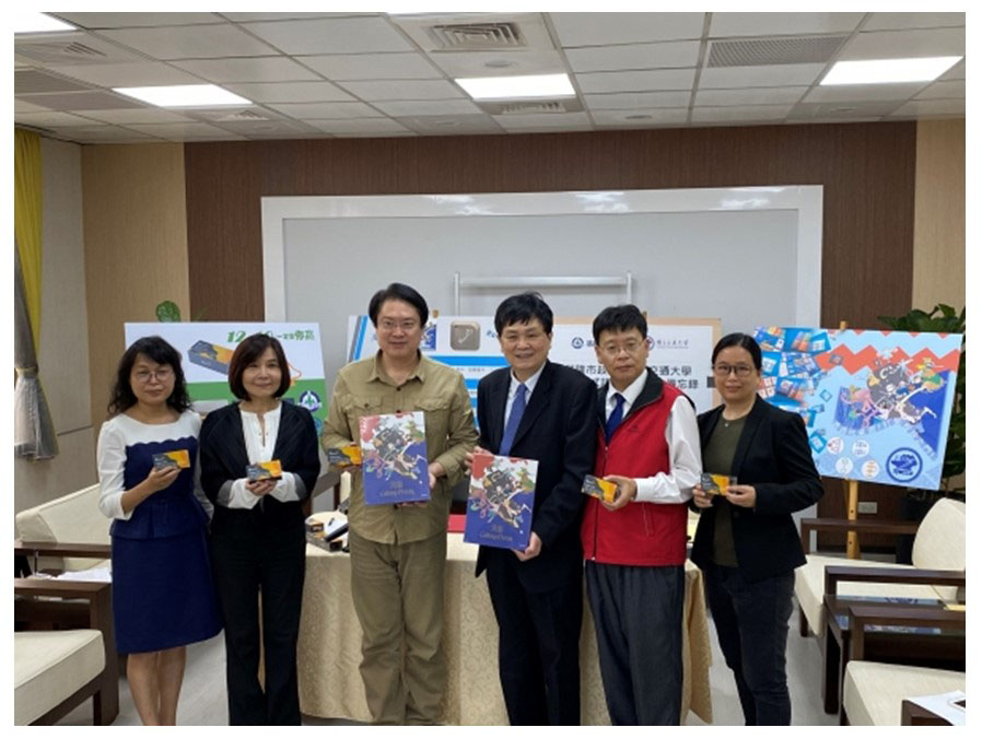 基隆市長與交通大學校長及電機學院團隊合照